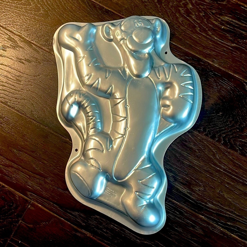 Wilton Disney Tigger the Tiger Birthday Aluminum Cake Pan 2105-3001 Vintage